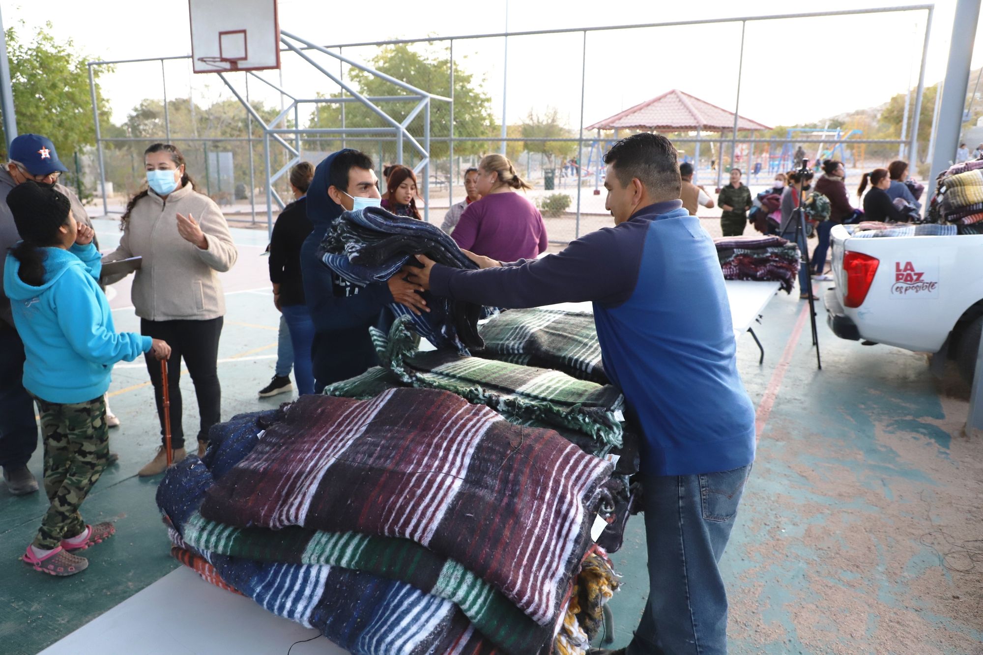 Entrega DIF La Paz Cobijas En Las Colonias De La Ciudad