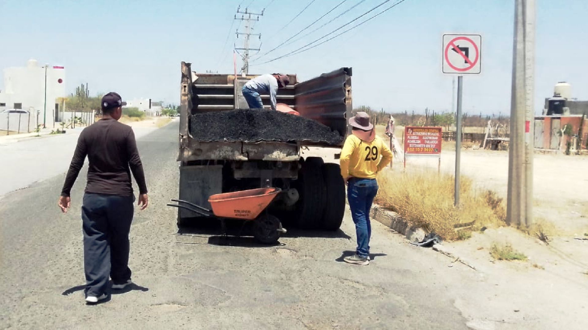 Contin A Servicios P Blicos Con Bacheo En La Ciudad Y Comunidades