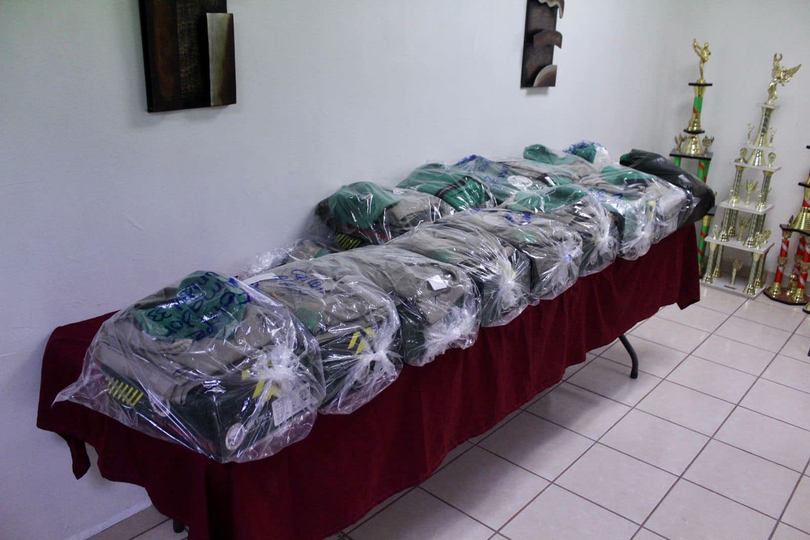 Recibe uniformes personal
operativo de SAPA La Paz