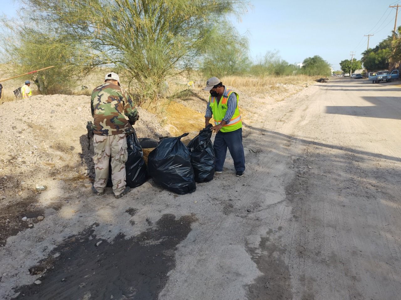 Realiza Servicios Públicos limpieza del arroyo de la calle Juan de Dios Angulo