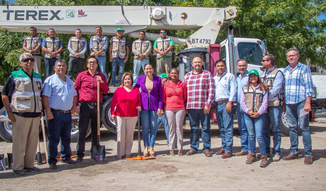 Entrega Alcaldesa grúa y herramientas a personal operativo de OOMSAPAS La Paz