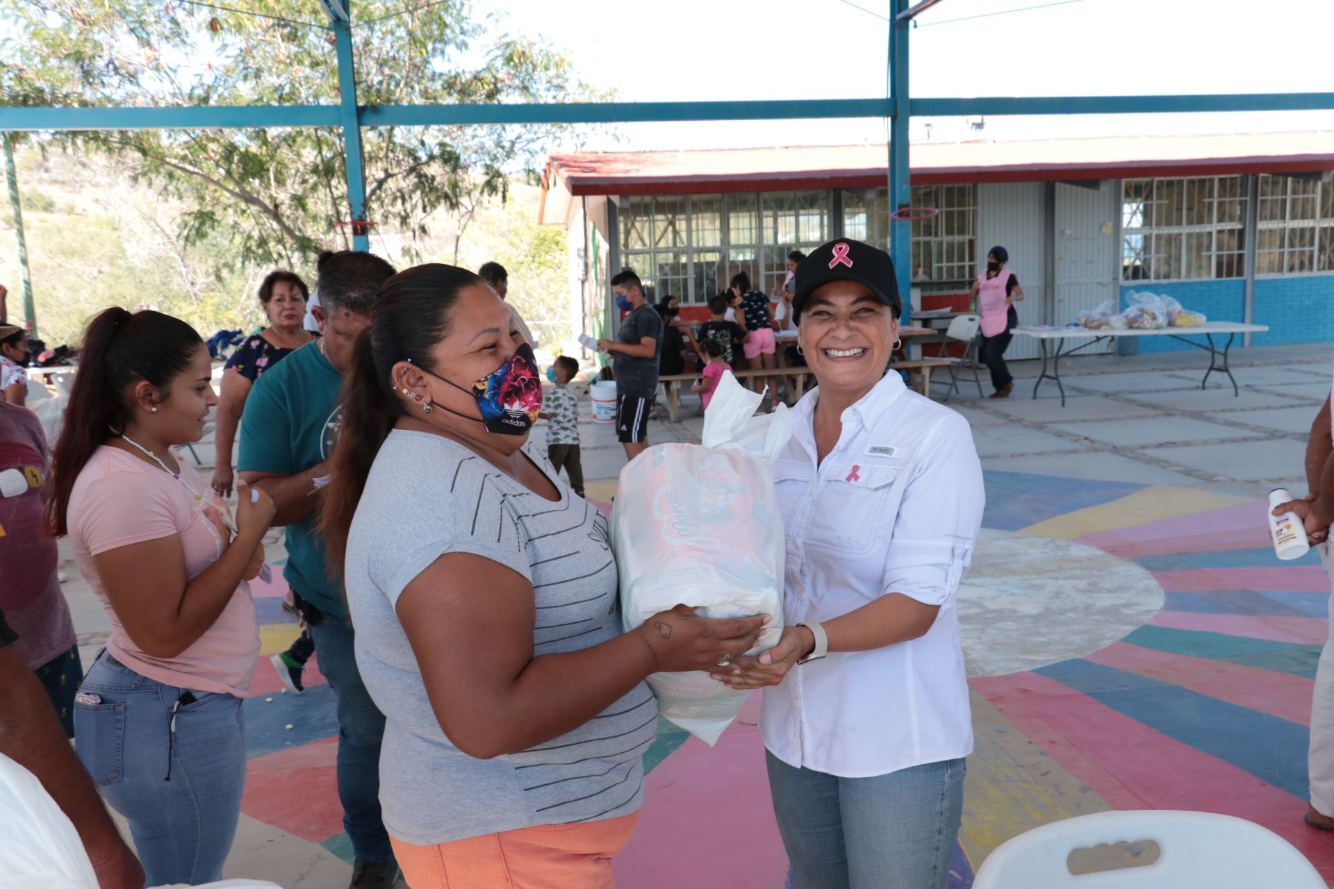Entrega DIF La Paz apoyos a 49 familias en San Juan de la Costa
