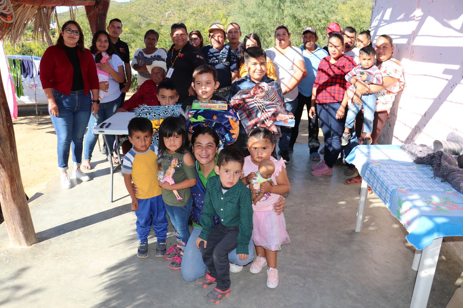 Continúa DIF Municipal La Paz con la entrega de cobijas