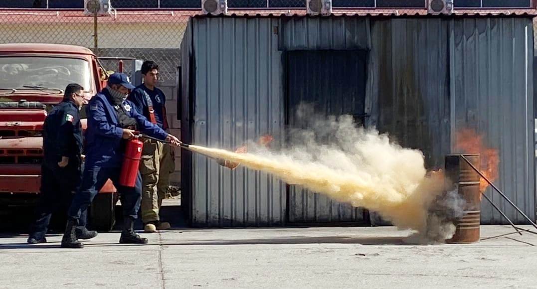 Brindan Bomberos capacitación en combate de incendios a Policías