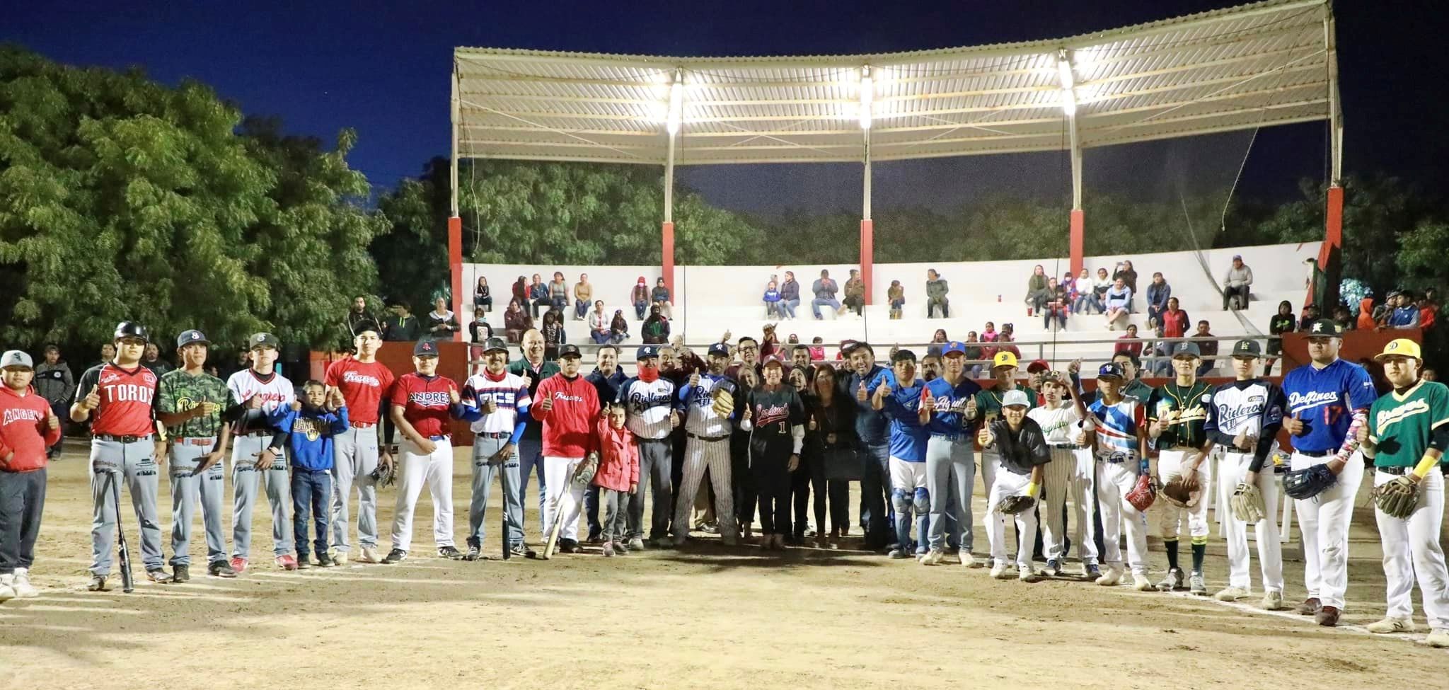 Entrega Alcaldesa alumbrado del campo de béisbol en El Carrizal