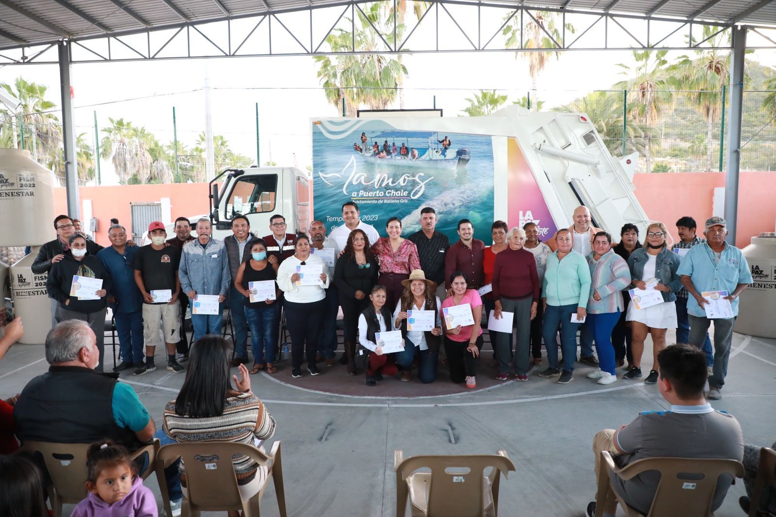 Entrega Ayuntamiento de La Paz apoyos a familias de Los Barriles