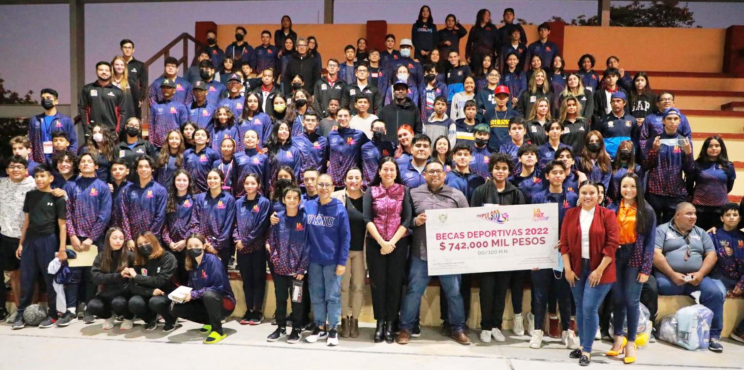 Entrega Ayuntamiento de La Paz más de 700 mil pesos en becas deportivas