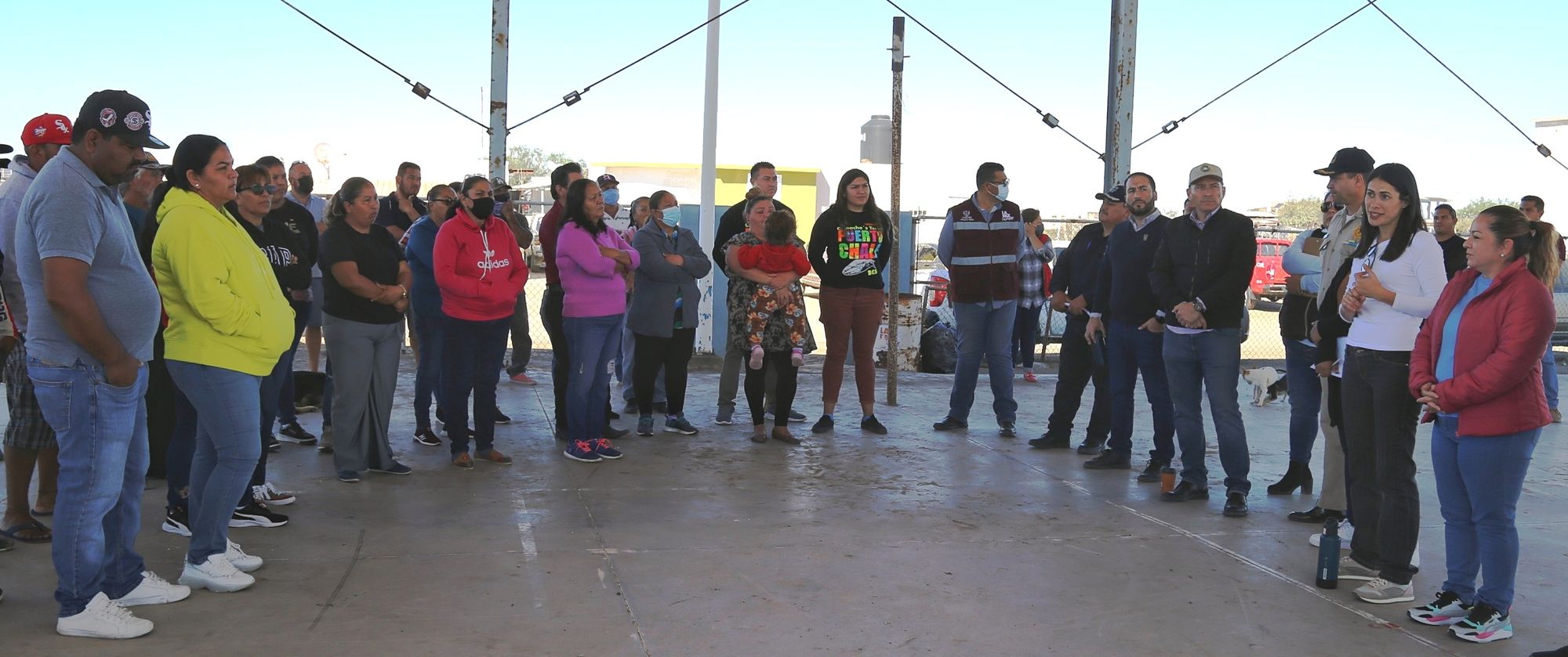 Se reúnen servidores públicos con pobladores de Puerto Chale