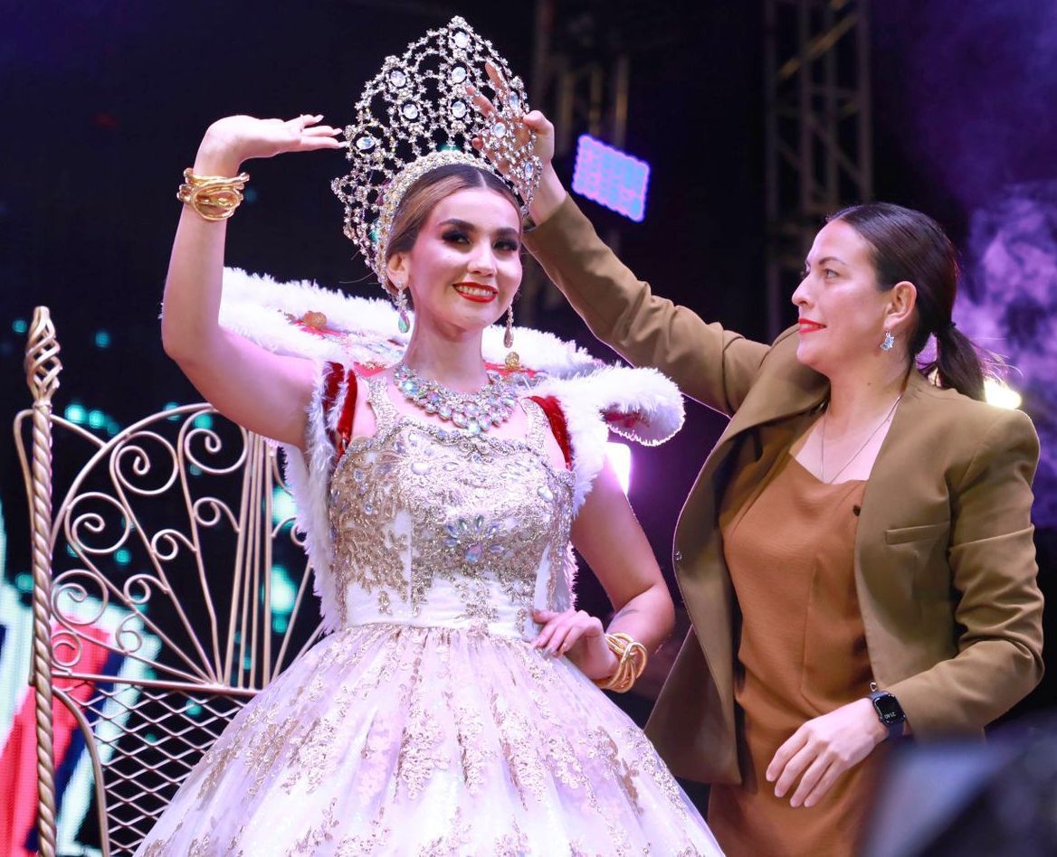 Coloca Alcaldesa la corona a la Reina de la Poesía del Carnaval La Paz 2023