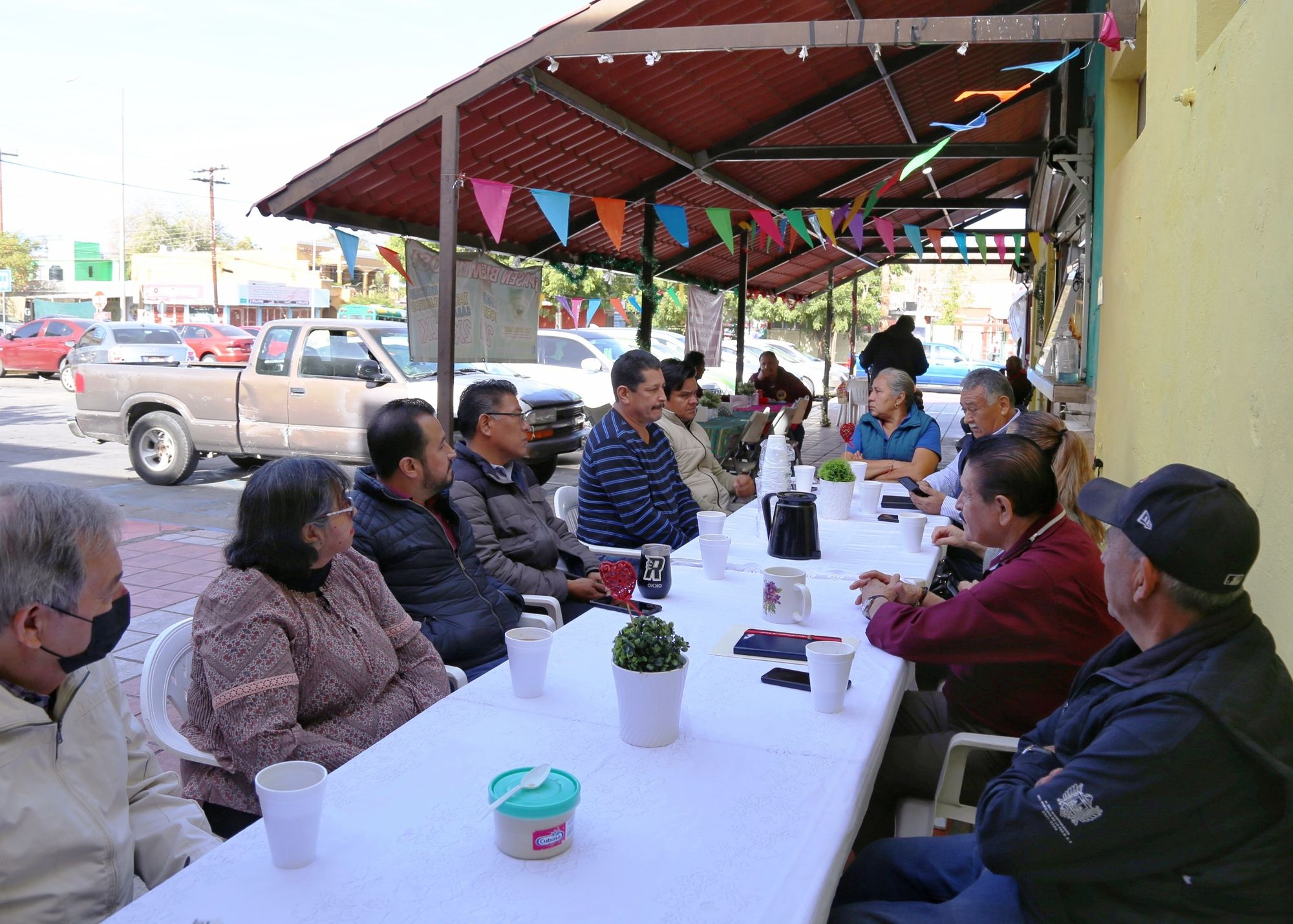 Continúan reuniones con empleados de los mercados municipales en La Paz