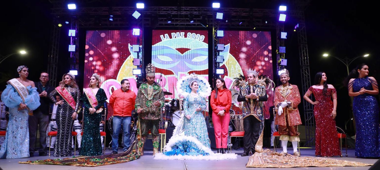 Corona Alcaldesa al Rey de la Alegría en el inició del Carnaval La Paz 2023