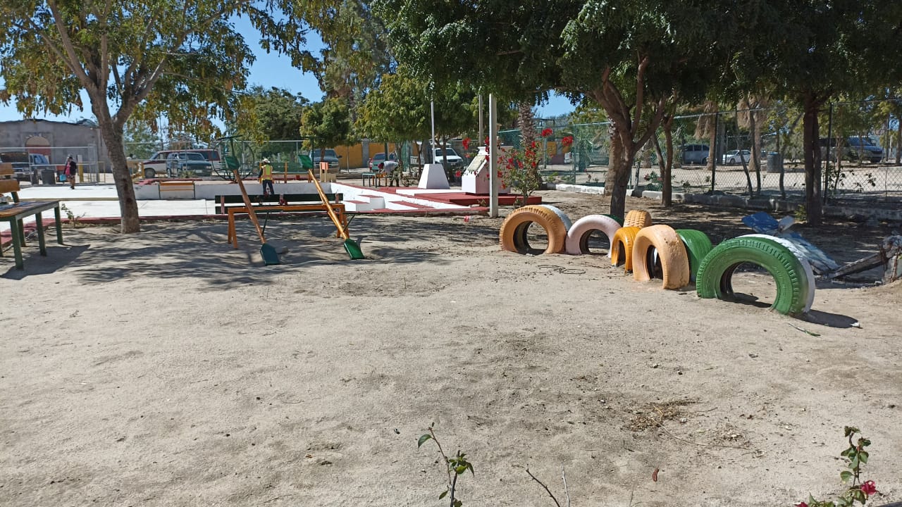 Realiza Servicios Públicos limpieza y pintado de parque y cancha en Ejido Melitón Albañez