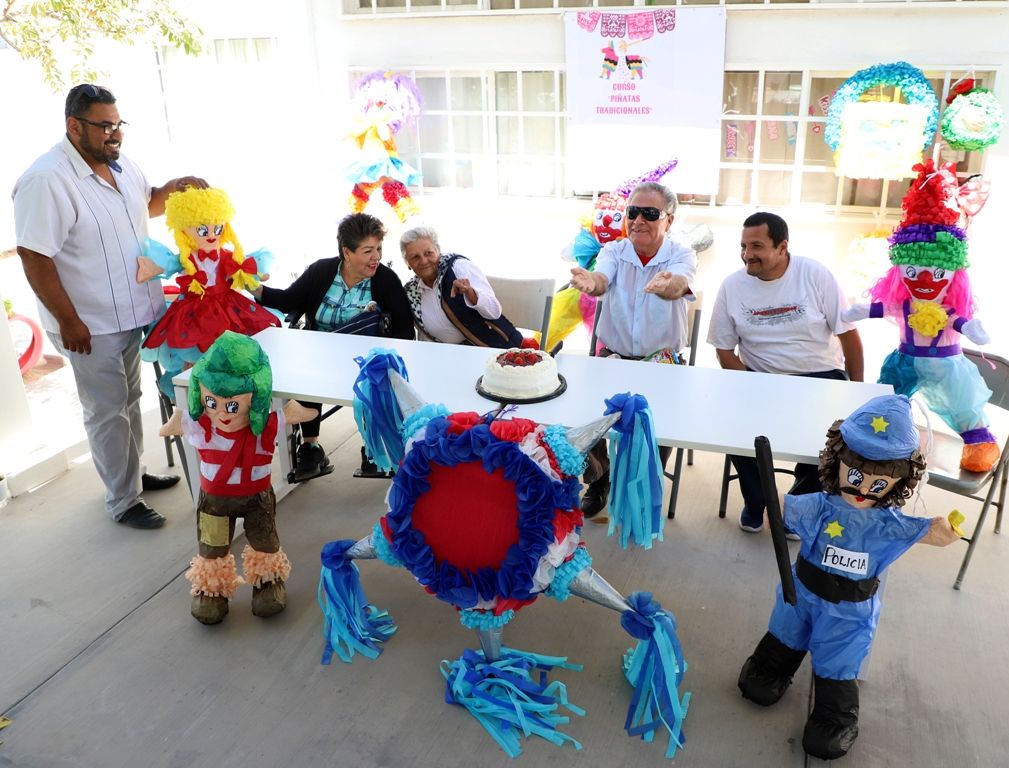 Clausuran con gran éxito el Taller de Piñatas tradicionales del DIF La Paz