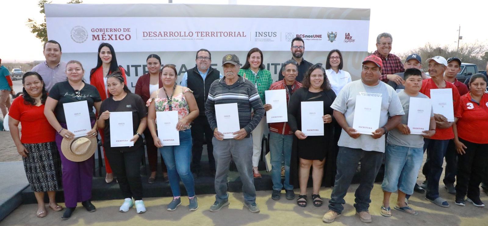 Entrega Ayuntamiento de La Paz escrituras en la colonia Valle Dorado