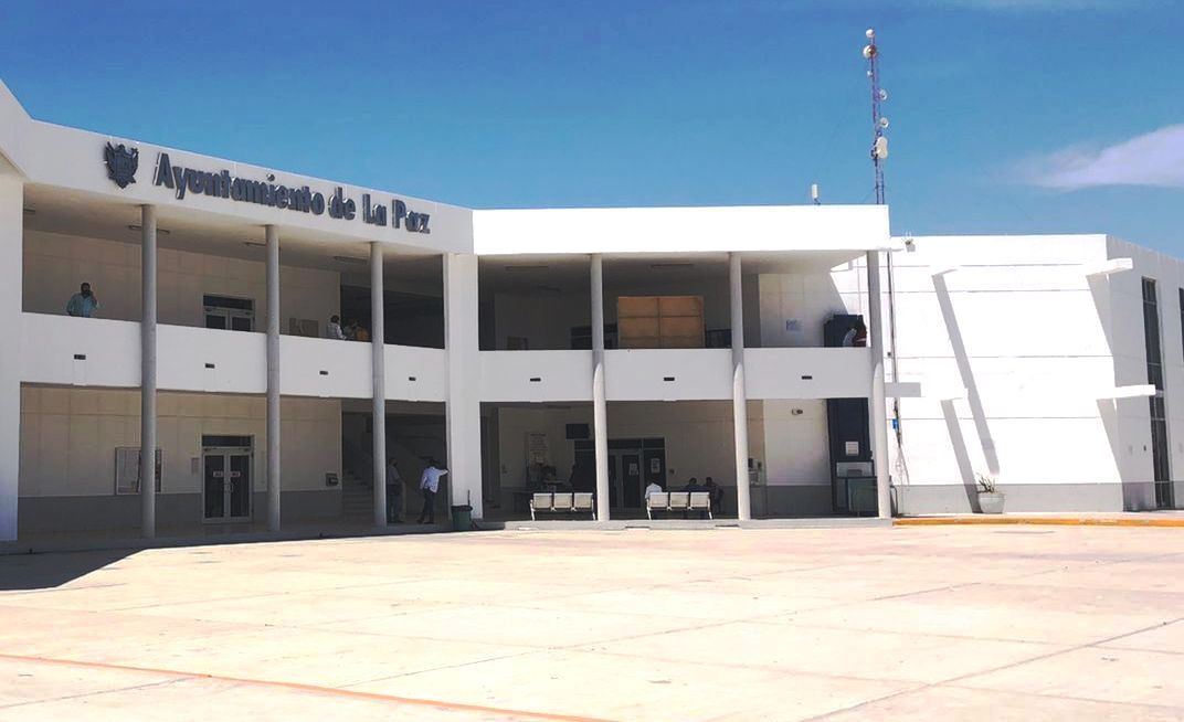 Cubre Ayuntamiento de La Paz la primera parte del retroactivo a personal de confianza