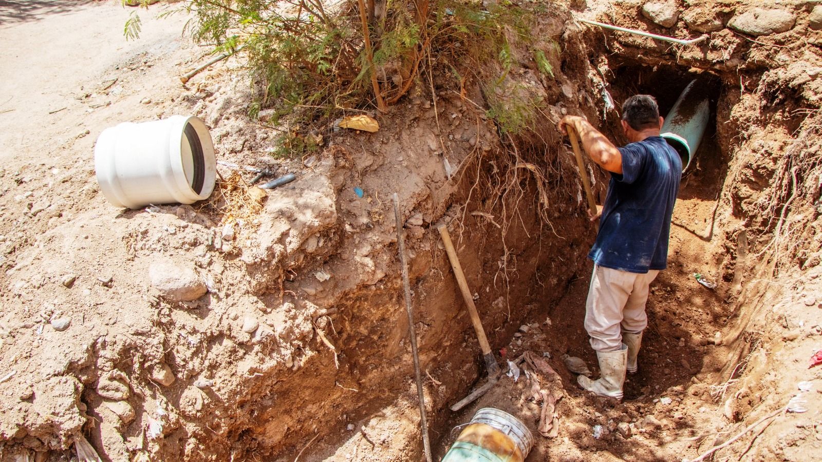 Se encuentra OOMSAPAS La Paz reparando una fuga de agua potable en Colina de la Cruz