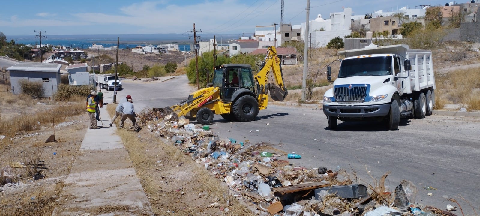 Servicios Públicos limpia los accesos en colonia El Pedregal