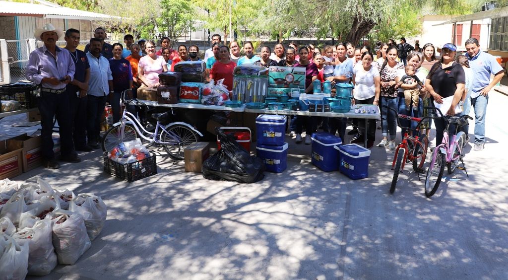 Entrega DIF La Paz 369 apoyos a pobladores de La Soledad