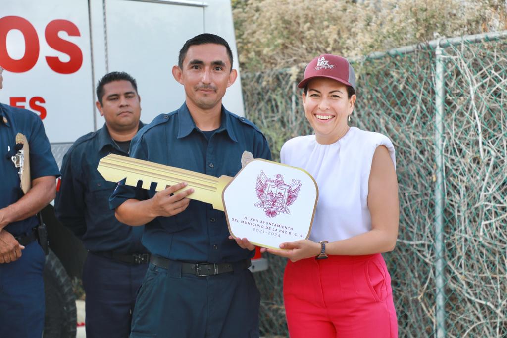 Entrega Presidenta Municipal unidad bombera en Los Barriles