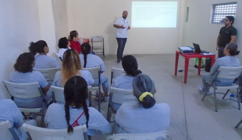 Imparte Ayuntamiento de La Paz cursos de emprendimiento a internas del Cereso