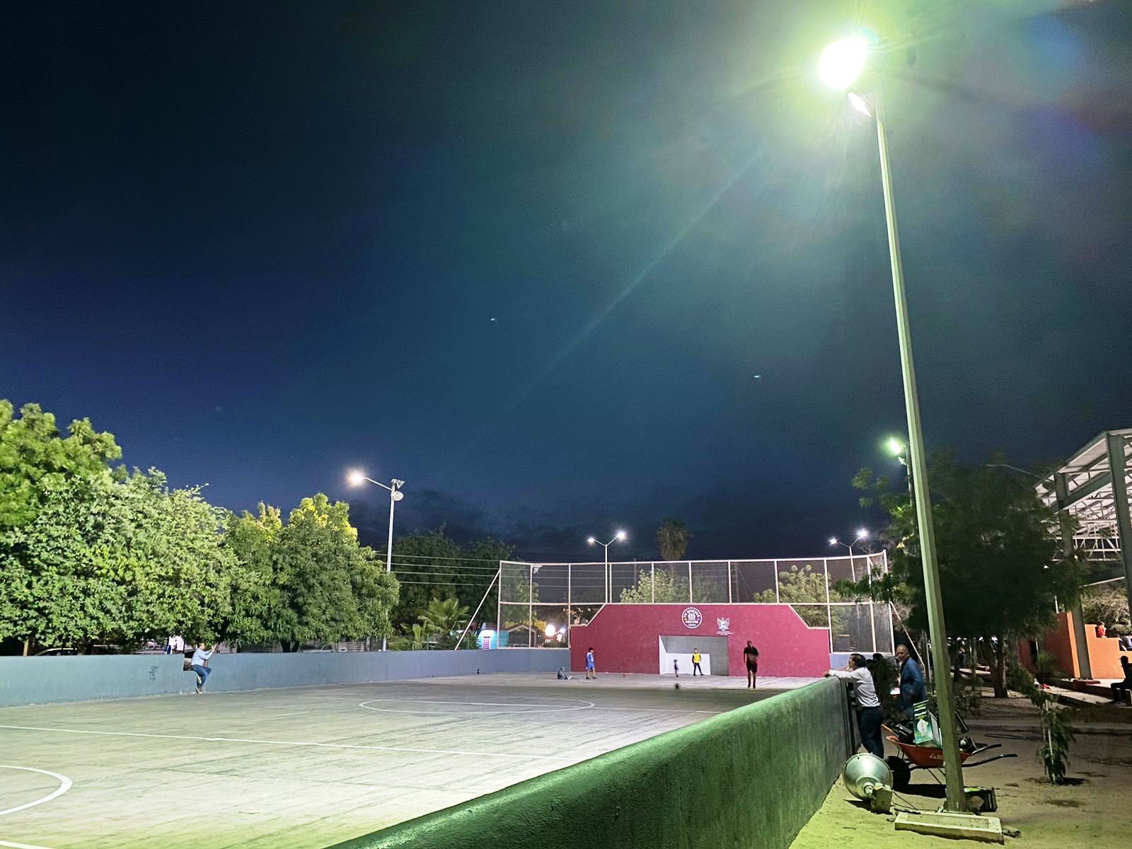 Instala Servicios Públicos reflectores en parque “Los Mangos”