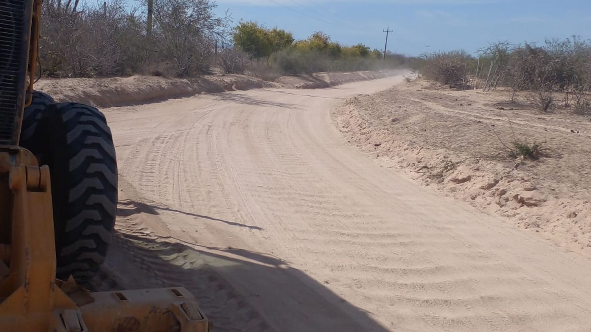 Rehabilitan 10 kilómetros de caminos rurales en el ejido Álvaro Obregón