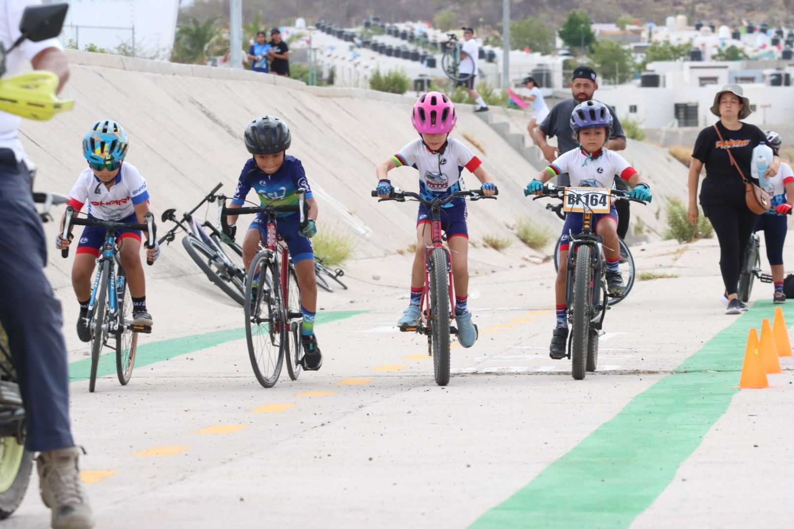 Celebran Carrera Ciclista Infantil en el Canalecón