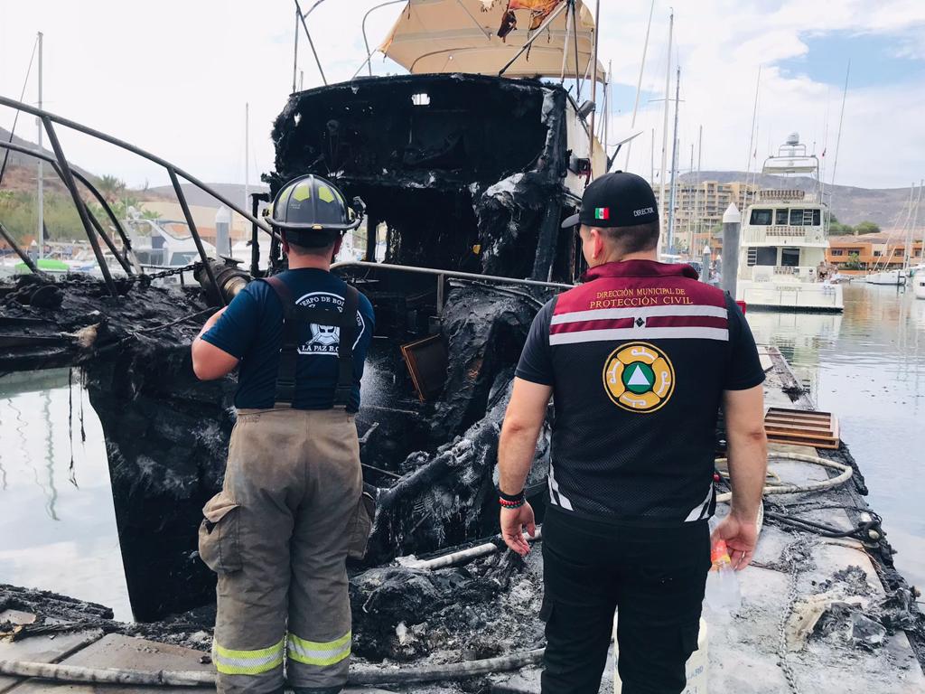 Atendieron Bomberos de La Paz, incendio de embarcaciones en Marina Costa Baja