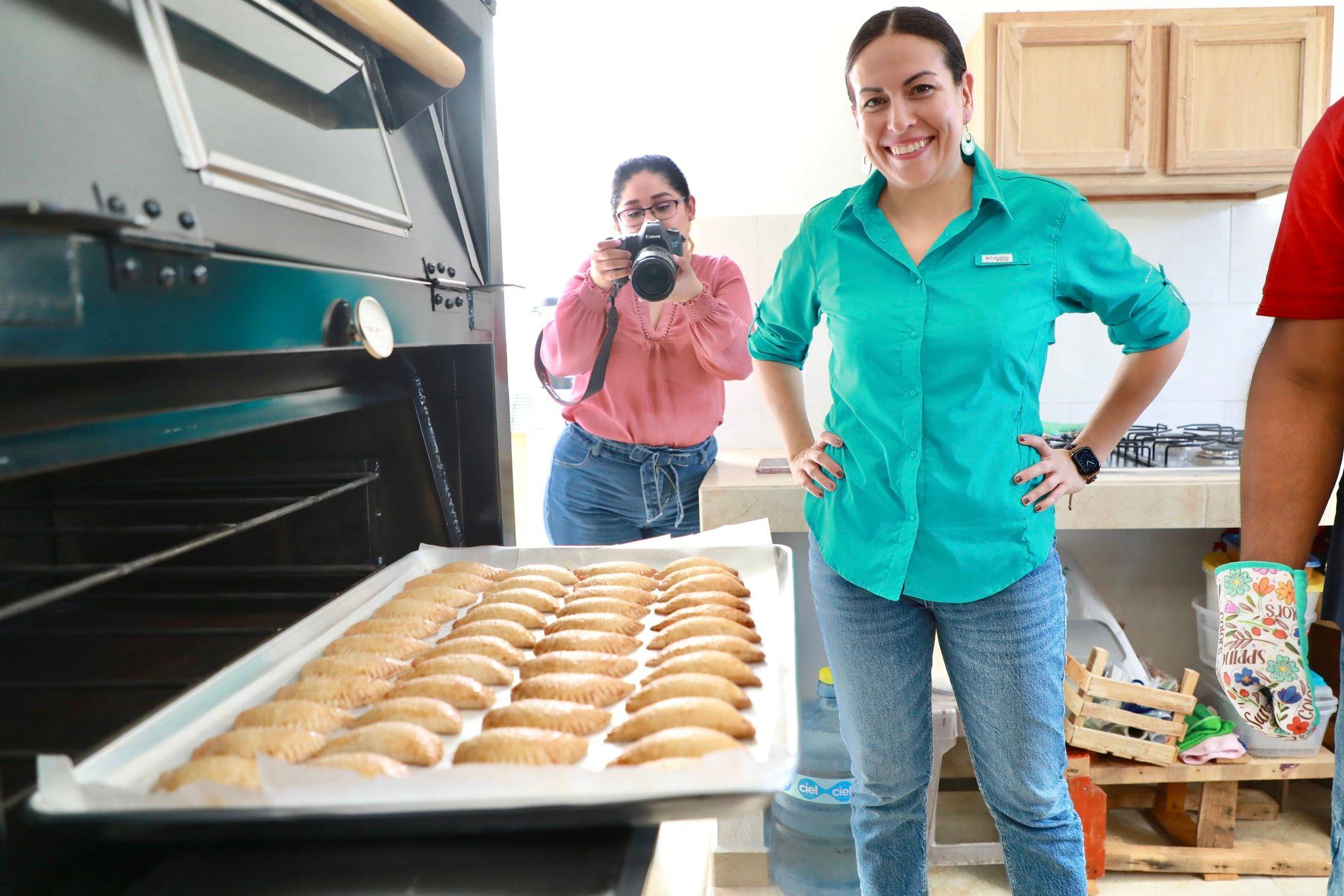 Entrega Alcaldesa de La Paz un horno panadero a productores de San Pedro
