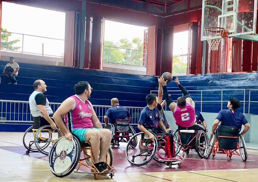 Exitosa exhibición de básquetbol sobre silla de ruedas en La Paz