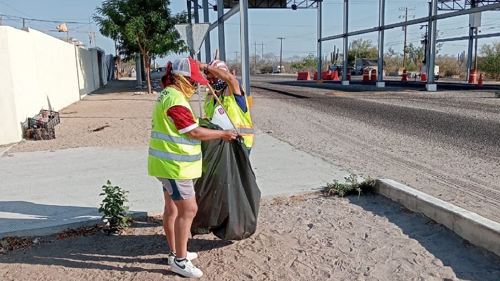 Inician trabajos de limpieza en accesos de la carretera al Sur de la ciudad de La Paz