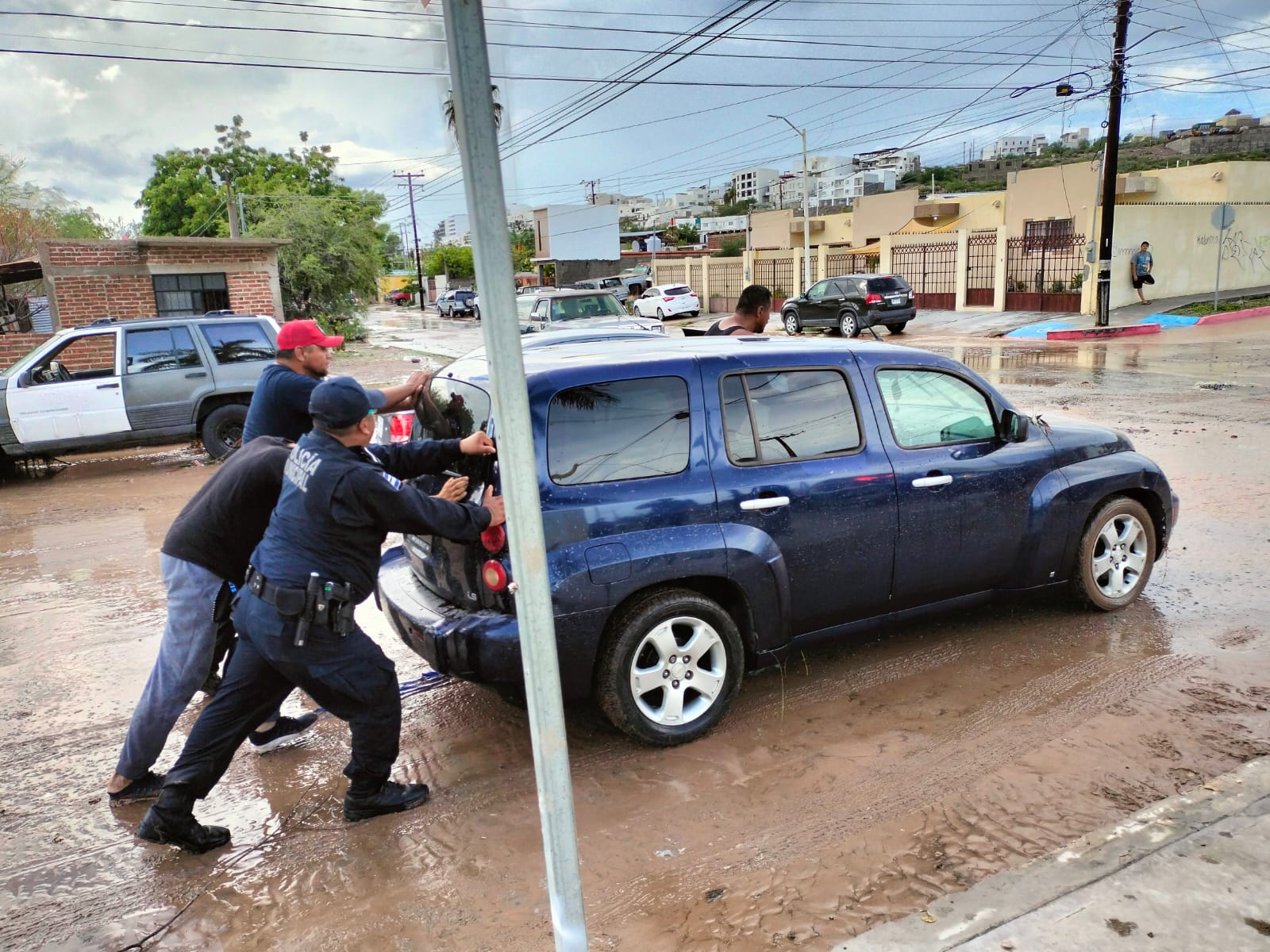 La Policía Municipal auxilia a la población del municipio de La Paz tras intensas lluvias