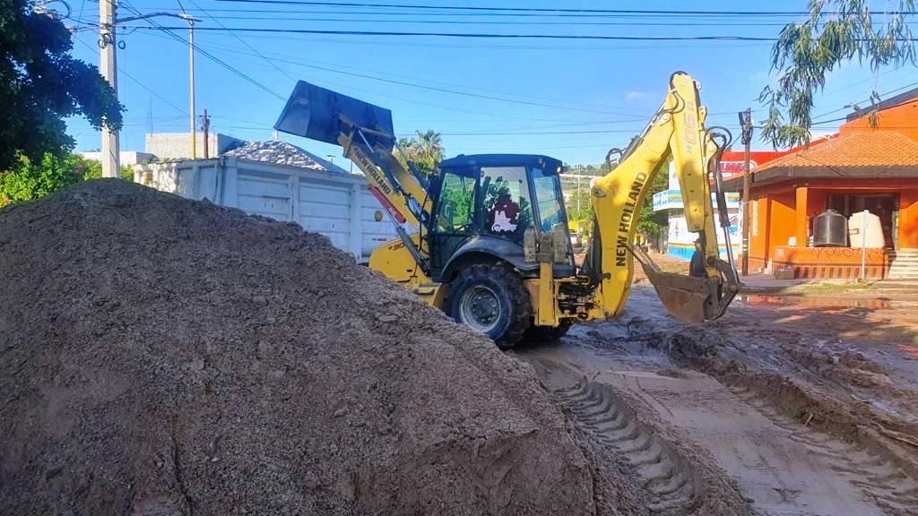 Continúan los trabajos de limpieza en La Paz, así como el retiro de escombro y tierra