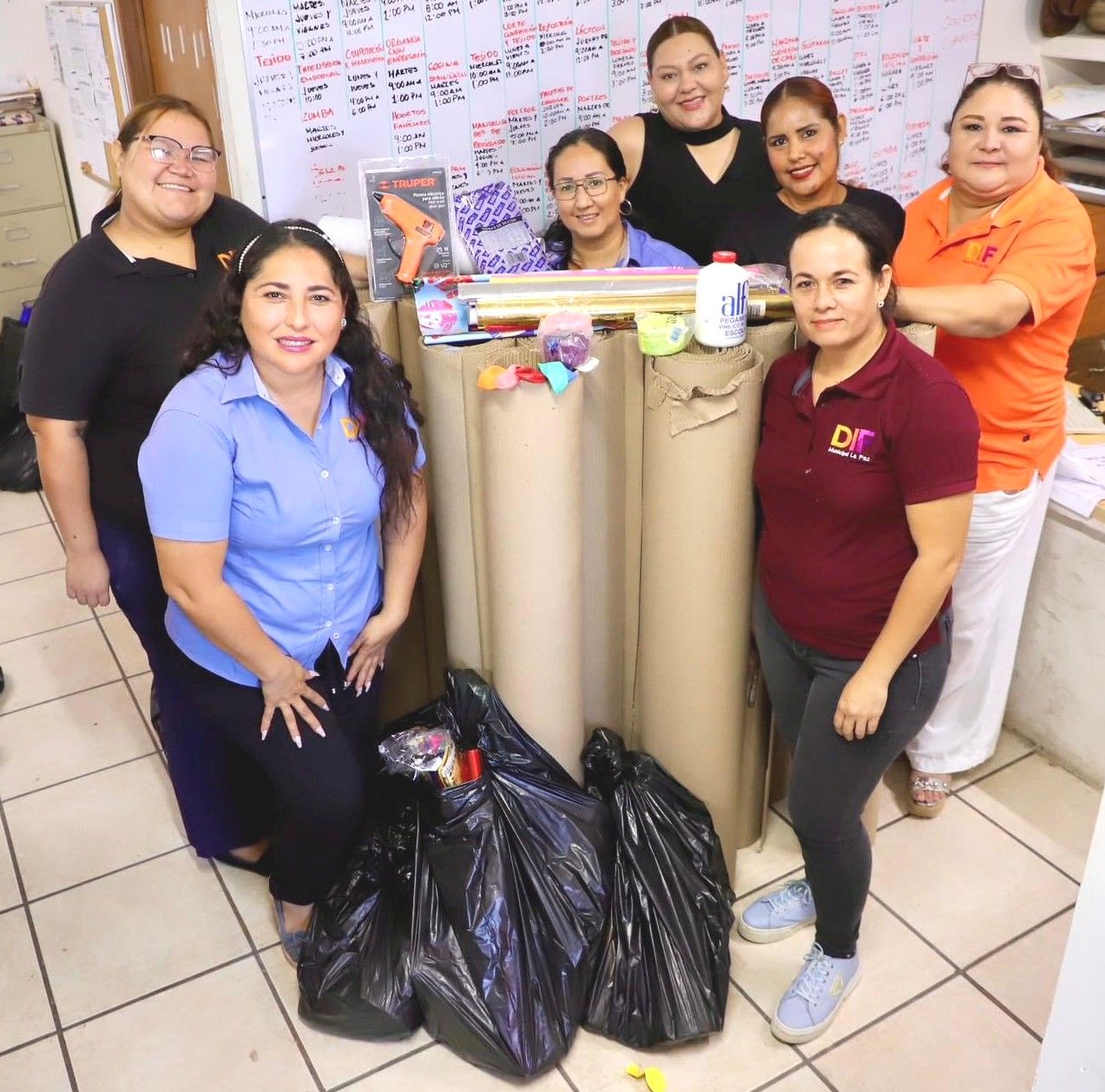 Entrega  DIF La Paz  material para el programa “Piñata de barrio” en Centros de Desarrollo Comunitario