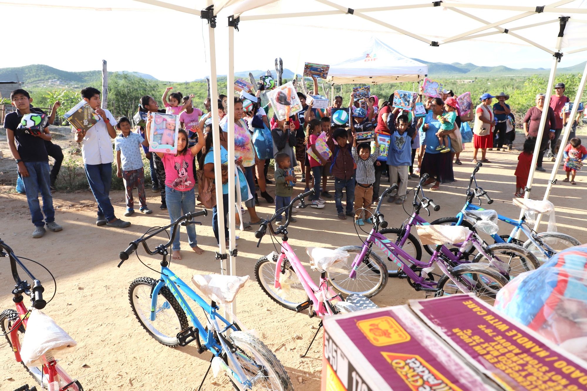 Entrega DIF Municipal La Paz cobijas y juguetes en El Pescadero