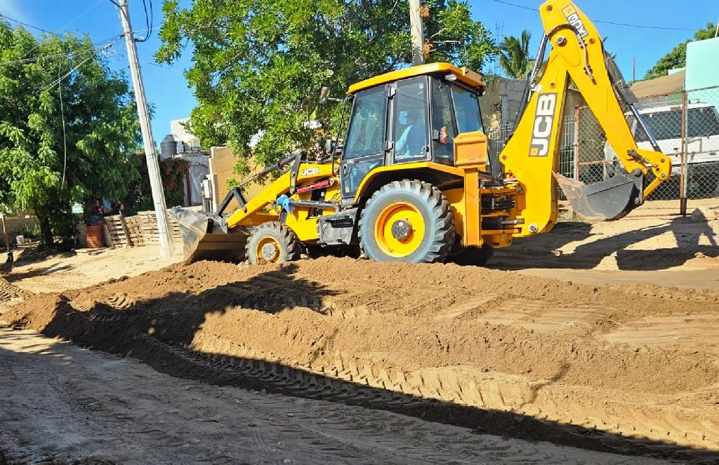 Realiza Servicios Públicos nivelación de calles de terracería en la colonia Olas Altas