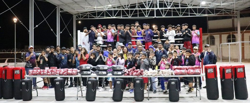 Entrega Milena Quiroga material deportivo a boxeadores y entrenadores