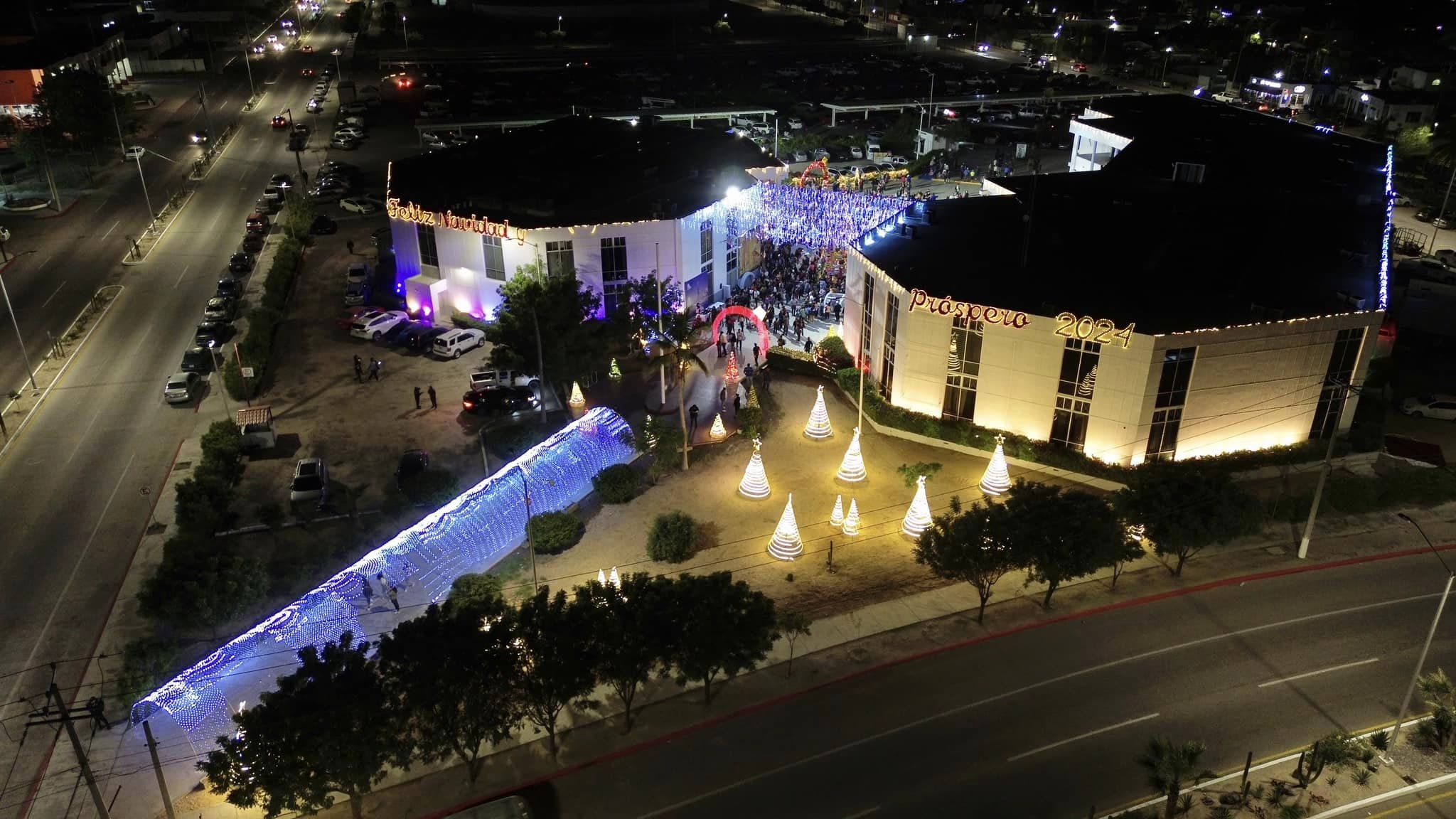 Más de 500 personas asisten al encendido de luces navideñas en el Ayuntamiento de La Paz