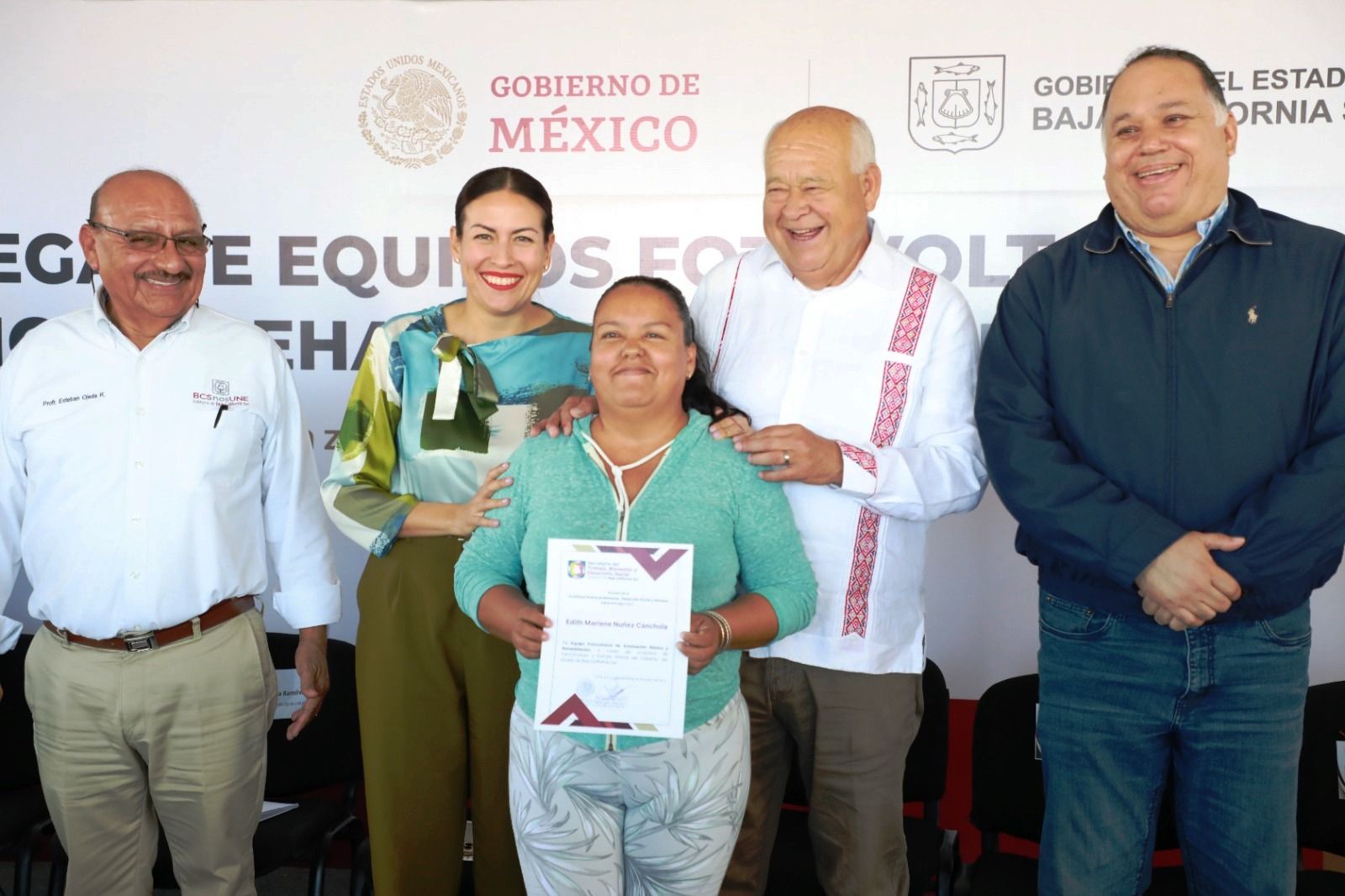 Reciben comunidades de La Paz 274 equipos fotovoltaicos