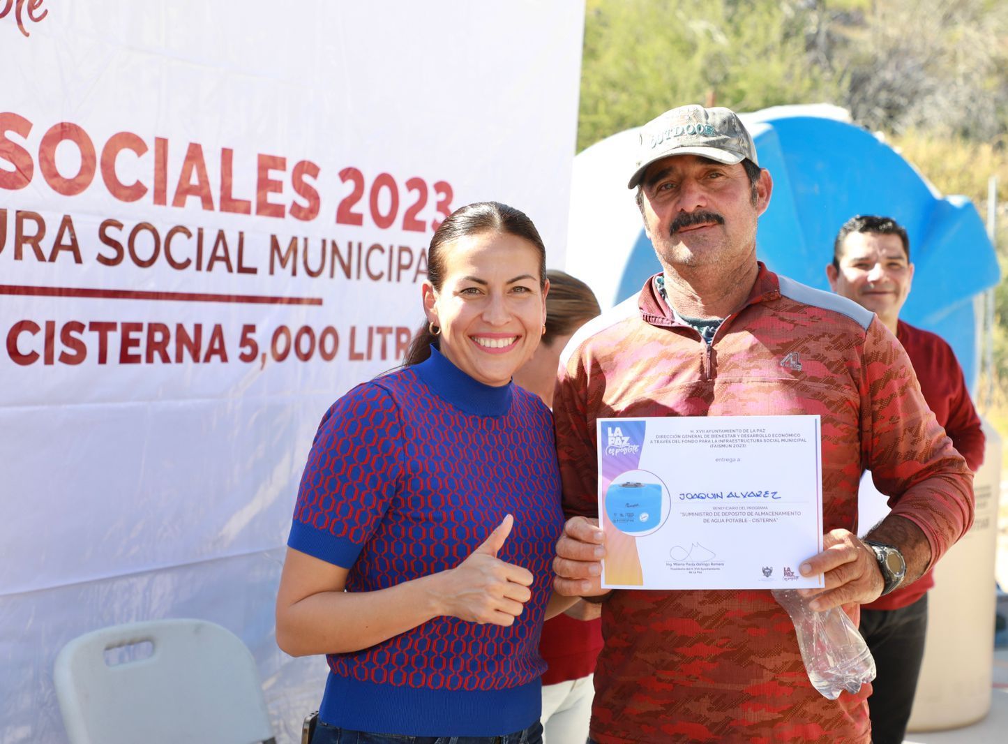 Entrega Ayuntamiento de La Paz apoyos sociales en San Juan de la Costa
