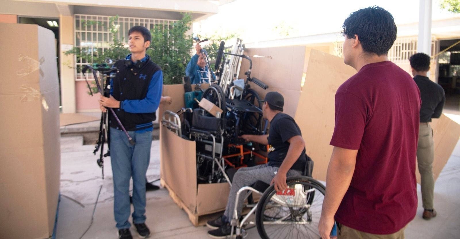 Recibe Ayuntamiento de La Paz donación de sillas de ruedas procedentes de EU