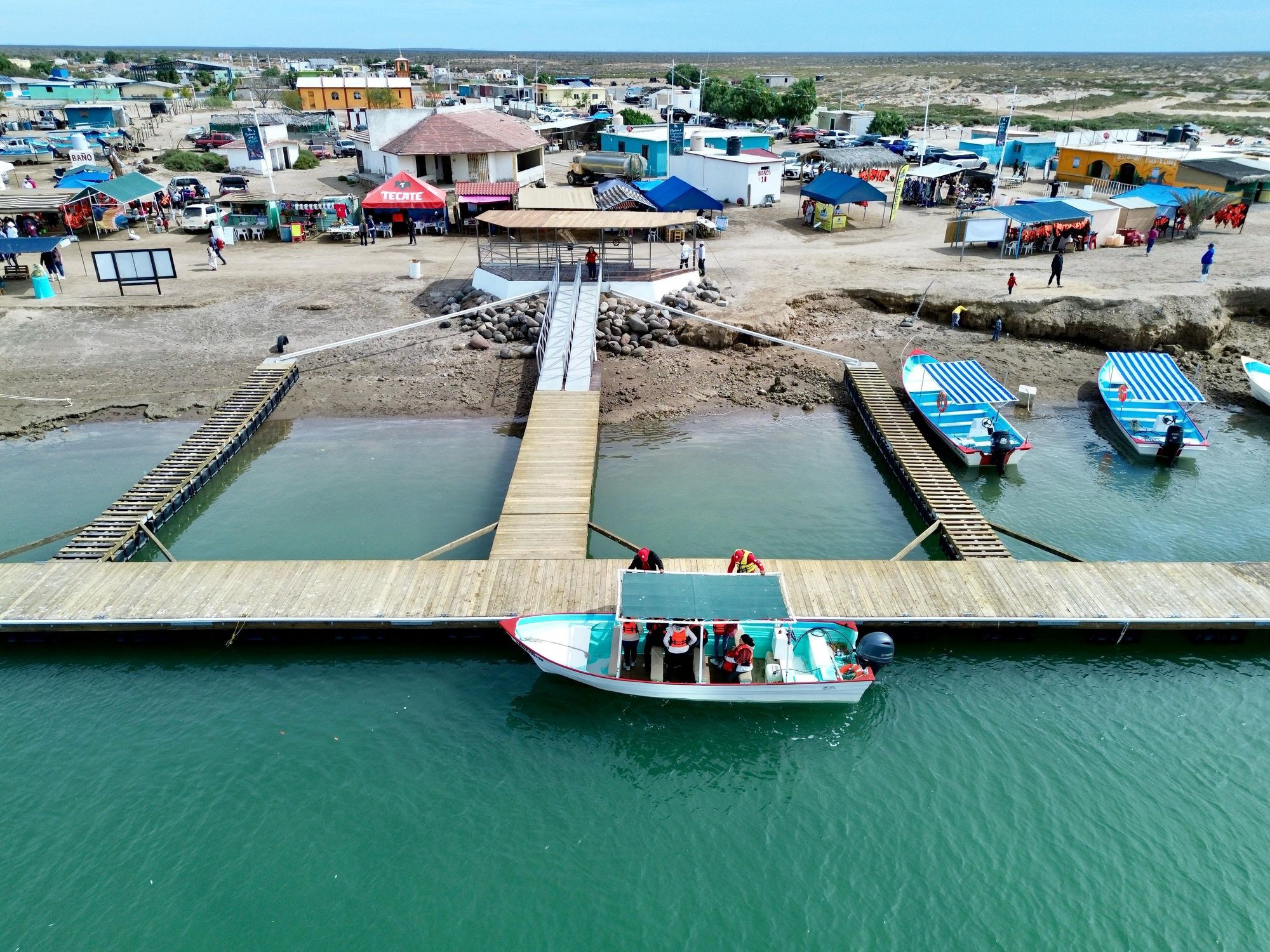Entregan Presidenta Municipal y Gobernador de BCS muelle flotante en Puerto Chale