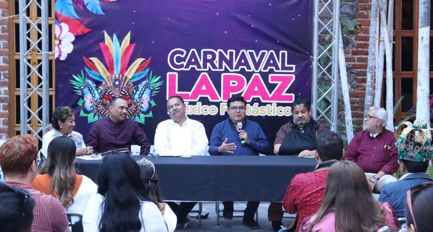 Realizan conversatorio “Crónicas y Confeti” en el marco del Carnaval La Paz 2024