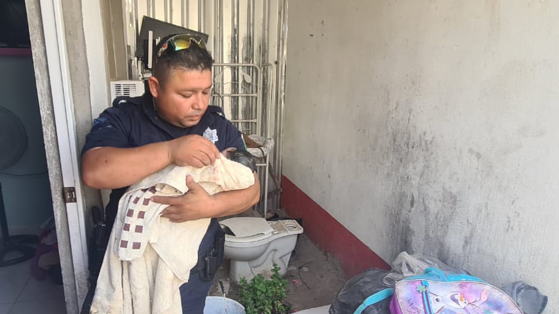 Policías municipales auxilian a mujer y su recién nacido.