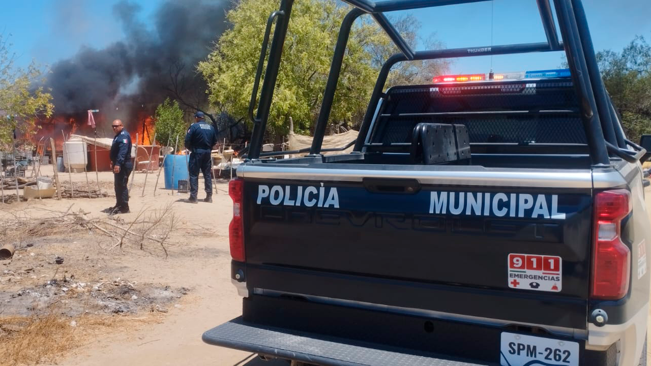 Atienden Policías Municipales incendio de una vivienda en la Delegación San Juan de Los Planes.
