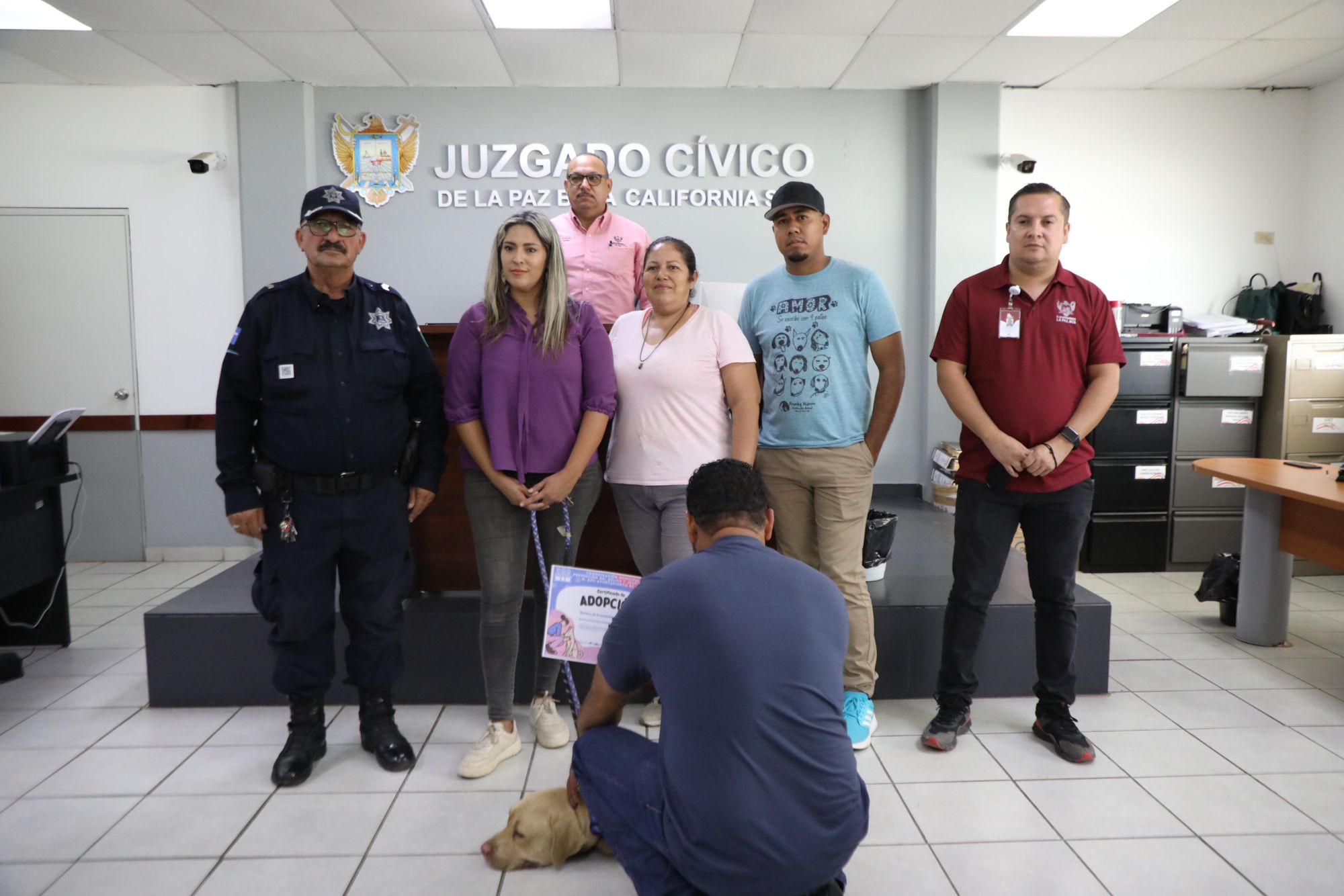 Adoptan al “Güero”, perro que vivía afuera de un OXXO