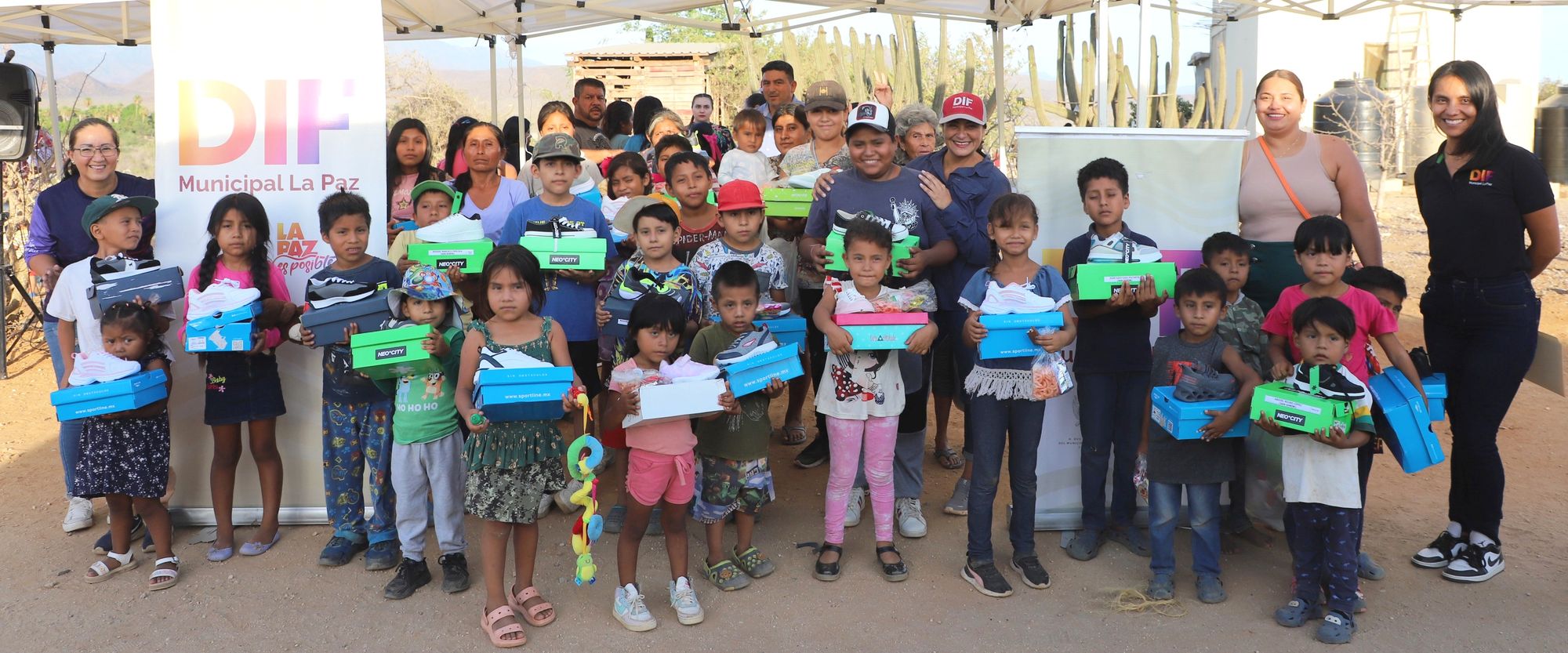 Apoya DIF La Paz a niñas y niños de El Pescadero con la entrega de calzado