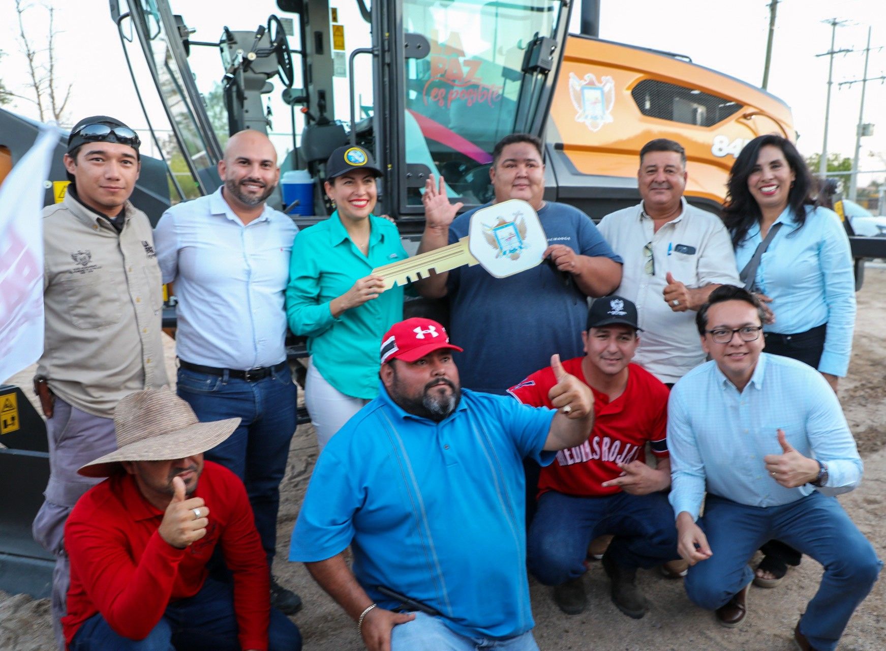 Entrega Alcaldesa moto conformadora a la Dirección de Servicios Públicos Municipales