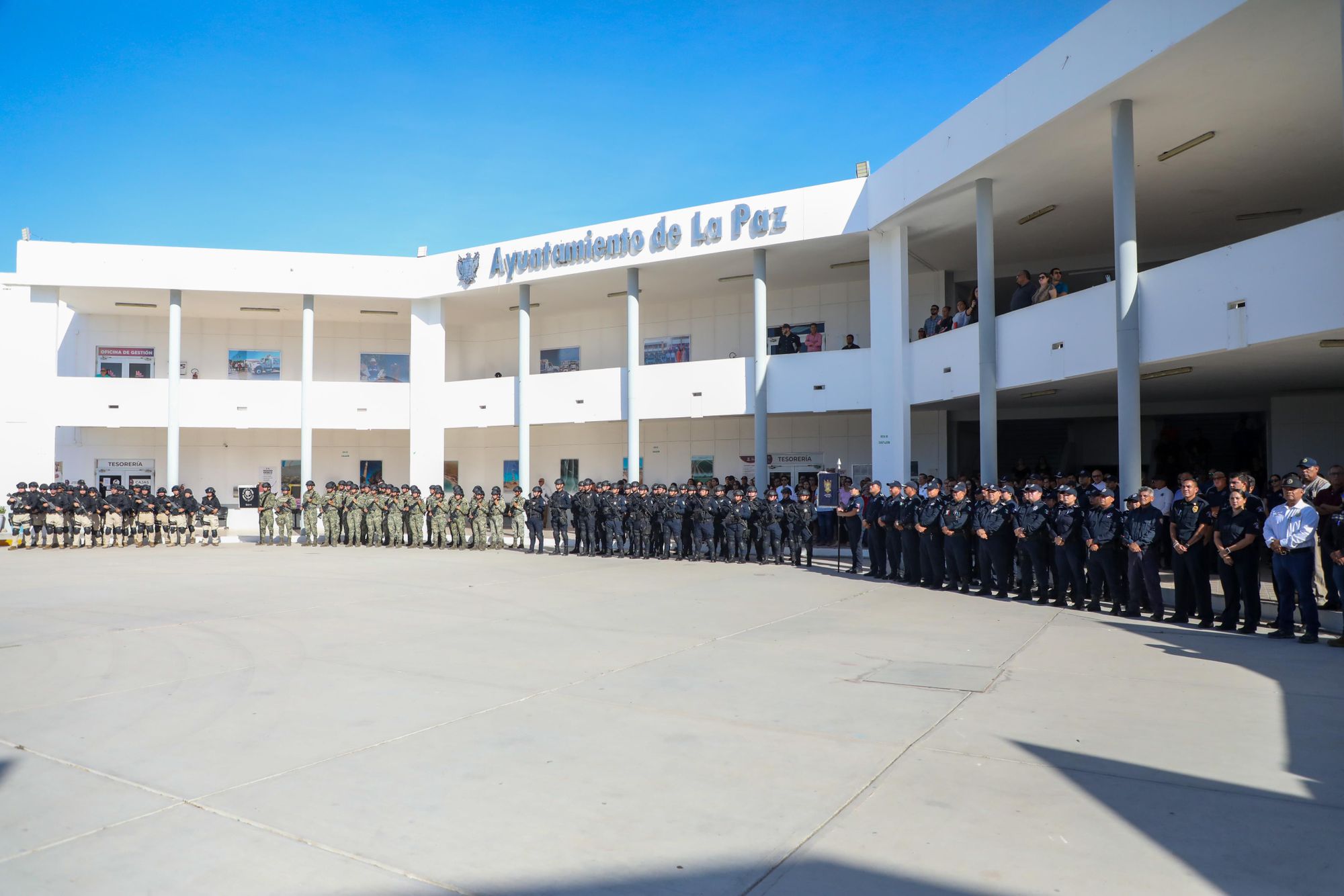 Celebran Gobiernos Municipal y Estatal ceremonia cívica de honores a la bandera