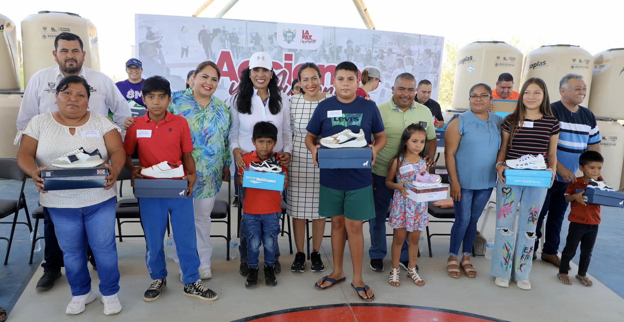 Entrega Alcaldesa de La Paz apoyos sociales a los habitantes de La Matanza